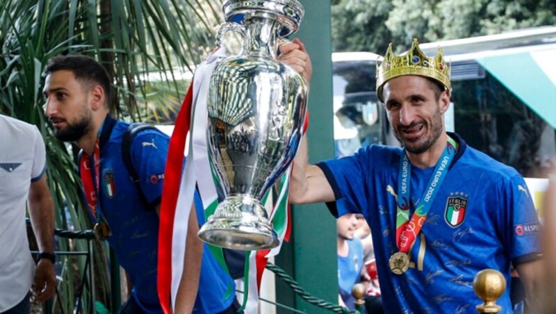 Giorgio Chiellini (re.) und Goalie Gianluigi Donnarumma (Bild: APA/AFP/ANSA/FABIO FRUSTACI)