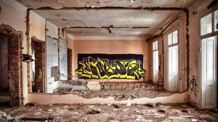 Das Graffiti ist auch schon alt; heute wagt sich niemand mehr in das zerstörte Hotel hinein.