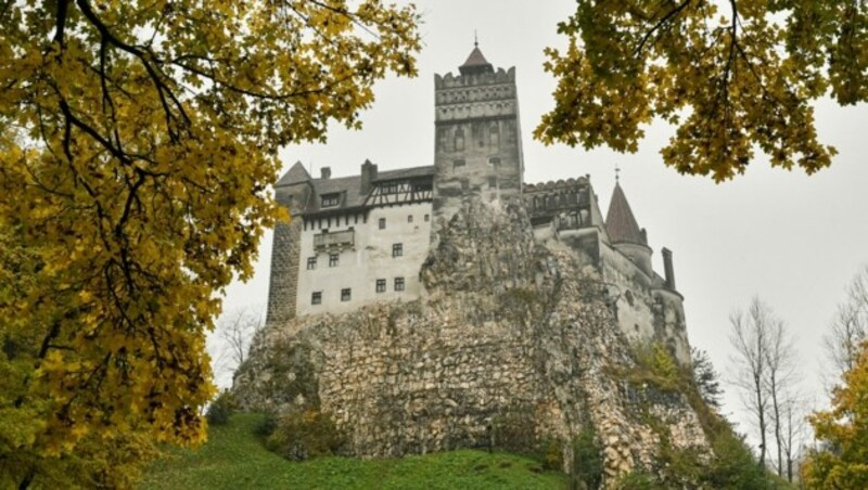 Wohl eine der schönsten Impfstraßen - das Schloss Bran in Rumänien, das jenem aus Bram Stokers Roman „Dracula“ ähneln soll (Bild: AFP)