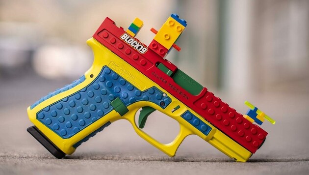 Diese Glock in Lego-Optik sorgt für heftige Kritik. (Bild: facebook.com/culpercustomshop)