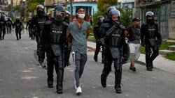 Tausende Kubaner wurden bei den extrem ungewöhnlichen landesweiten Protesten festgenommen. (Bild: APA/AFP/YAMIL LAGE)