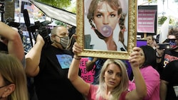 Stephanie Lewis ist ein Fan von Britney Spears. Sie fordert mit zahlreichen anderen vor dem Gericht in Los Angeles die „Befreiung“ der Popsängerin aus ihrer Vormundschaft. (Bild: Chris Pizzello / AP / picturedesk.com)