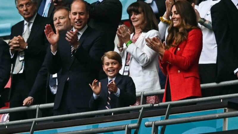 Prinz George mit seinen Eltern Prinz William und Herzogin Kate im Wembley-Stadion (Bild: Kevin Quigley / dpa Picture Alliance / picturedesk.com)