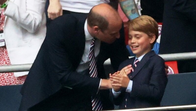 Prinz George im Partnerlook mit seinem Vater Prinz William. Der kleine Prinz soll seinen Vater sehr bewundern und deshalb lieben, wie er aufzutreten. (Bild: CARL RECINE / REUTERS / picturedesk.com)
