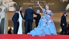 Die „Königin von Cannes“ Sharon Stone winkt ihrem Publikum (Bild: APA/Photo by John MACDOUGALL/AFP)