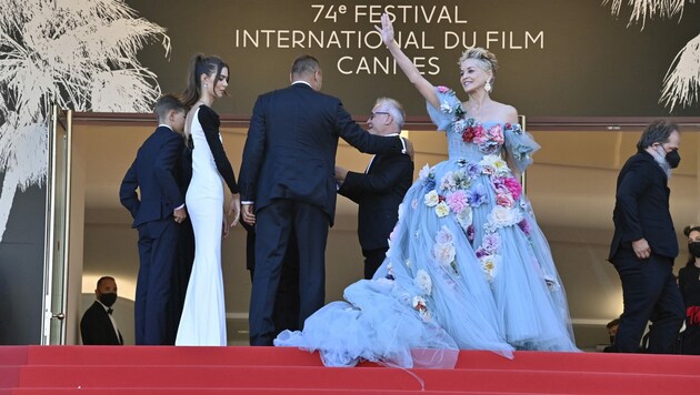 Die „Königin von Cannes“ Sharon Stone winkt ihrem Publikum (Bild: APA/Photo by John MACDOUGALL/AFP)