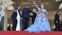 Die „Königin von Cannes“ Sharon Stone winkt ihrem Publikum (Bild: APA/Photo by John MACDOUGALL/AFP)