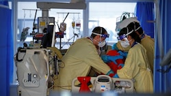 Ein Corona-Patient wird auf einer Intensivstation in Portsmouth behandelt. (Bild: AFP)
