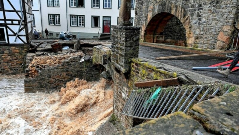 Die Fluten bahnen sich ihren Weg durch Bad Münstereifel. (Bild: EPA)