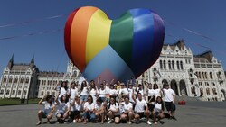 Aktivisten demonstrieren vor dem Parlament in Budapest gegen die Einschränkung von Homosexuellen-Rechten. (Bild: AP)