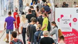 Bei Impfaktionen ohne Anmeldung gab es Anfang Juli großen Andrang, die Zahl der Erstimpfungen geht aber insgesamt zurück. (Bild: FOTOKERSCHI.AT/WERNER KERSCHBAUM)