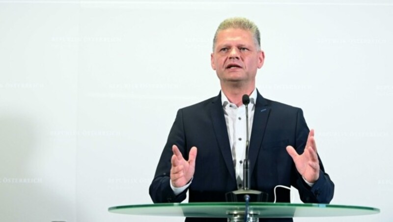 Wortreich verurteilte Andreas Hanger, Fraktionsführer der ÖVP, das Agieren der Oppositionsparteien. (Bild: APA/HELMUT FOHRINGER)