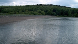 Ein Blick auf den Staudamm der Steinbachtalsperre in nordöstlicher Richtung (Bild: Wikipedia/Putput (CC BY-SA 3.0))