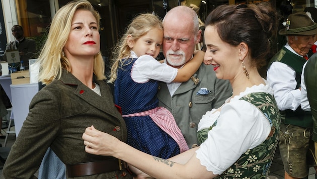 Daniela Meindl mit Jägerinnenjacke, Tochter Greta Sophia, Ehemann Markus Meindl und Lena Hoschek. (Bild: Tschepp Markus)