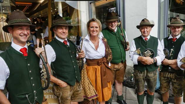 Alexandra Meissnitzer umringt von Abtenauer Bläsern (Bild: Tschepp Markus)