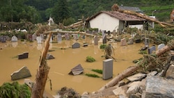 Der Friedhof in Altenahr in Rheinland-Pfalz ist vom Hochwasser überflutet. Starkregen führte im Landkreis Ahrweiler zu extremen Überschwemmungen. In der ebenfalls dort gelegenen Stadt Sinzig starben neun Bewohner eines Pflegeheims. (Bild: APA/dpa/Thomas Frey)
