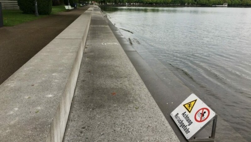 Die Stufen am Bregenzer Molo sind größtenteils unter Wasser. (Bild: Angelika Drnek)