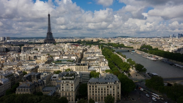 Ein Hotelzimmer in Paris für acht Nächte wollte ein Tiroler reservieren. Das klappte nicht. Das Geld abgebucht hat man hingegen schon. (Bild: AFP/Eric Feferberg)