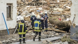 Die Fluten haben eine enorme Zerstörung hinterlassen. Die Aufräumarbeiten werden Wochen dauern. (Bild: APA/AFP/Bernd Lauter)