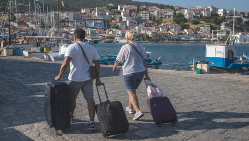 Hotels in Kokkari auf der Insel Samos wurden evakuiert. (Bild: AP Photo/Petros Giannakouris)