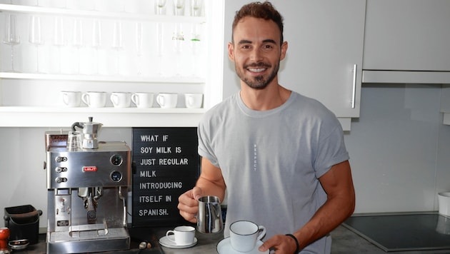 Barista aus Leidenschaft: Der 31-jährige Waldviertler Max Mayerhofer weiß, wie man guten Kaffee macht - Montag serviert er wieder ab 14 Uhr im „Café Puls“. (Bild: Zwefo)