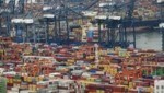 Zuletzt hatte ein Stau im Container-Schiffsverkehr im südchinesischen Hafen Yantian, ausgelöst von einem Corona-Ausbruch unter Arbeitern, die globalen Güterströme stark behindert. (Bild: AFP)
