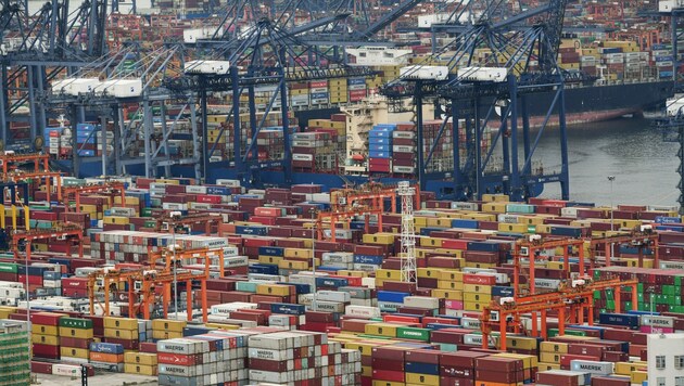 Zuletzt hatte ein Stau im Container-Schiffsverkehr im südchinesischen Hafen Yantian, ausgelöst von einem Corona-Ausbruch unter Arbeitern, die globalen Güterströme stark behindert. (Bild: AFP)