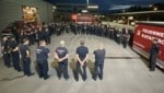 103 Feuerwehrleute aus Niederösterreich sind noch am Donnerstagabend mit 16 Fahrzeugen und 26 Booten nach Belgien aufgebrochen, um nach der Flutkatastrophe zu helfen. (Bild: APA/BMI)