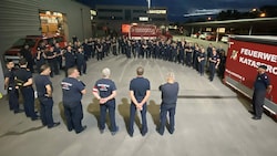 103 Feuerwehrleute aus Niederösterreich sind noch am Donnerstagabend mit 16 Fahrzeugen und 26 Booten nach Belgien aufgebrochen, um nach der Flutkatastrophe zu helfen. (Bild: APA/BMI)