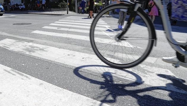 The cyclist was hit by the car in the area of a safety path (symbolic image). (Bild: Christof Birbaumer)