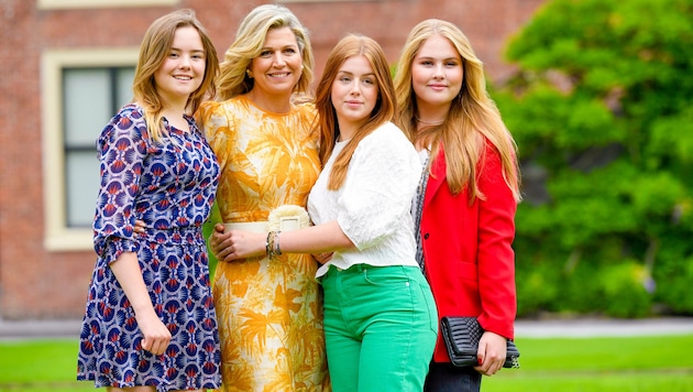 Königin Maxima posiert mit ihren Töchtern Ariane (l.), Alexia (r.) und Amalia (Bild: Dutch Press Photo Agency / Action Press / picturedesk.com)