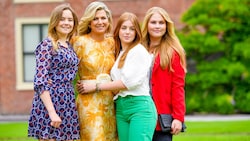 Königin Maxima posiert mit ihren Töchtern Ariane (l.), Alexia (r.) und Amalia (Bild: Dutch Press Photo Agency / Action Press / picturedesk.com)