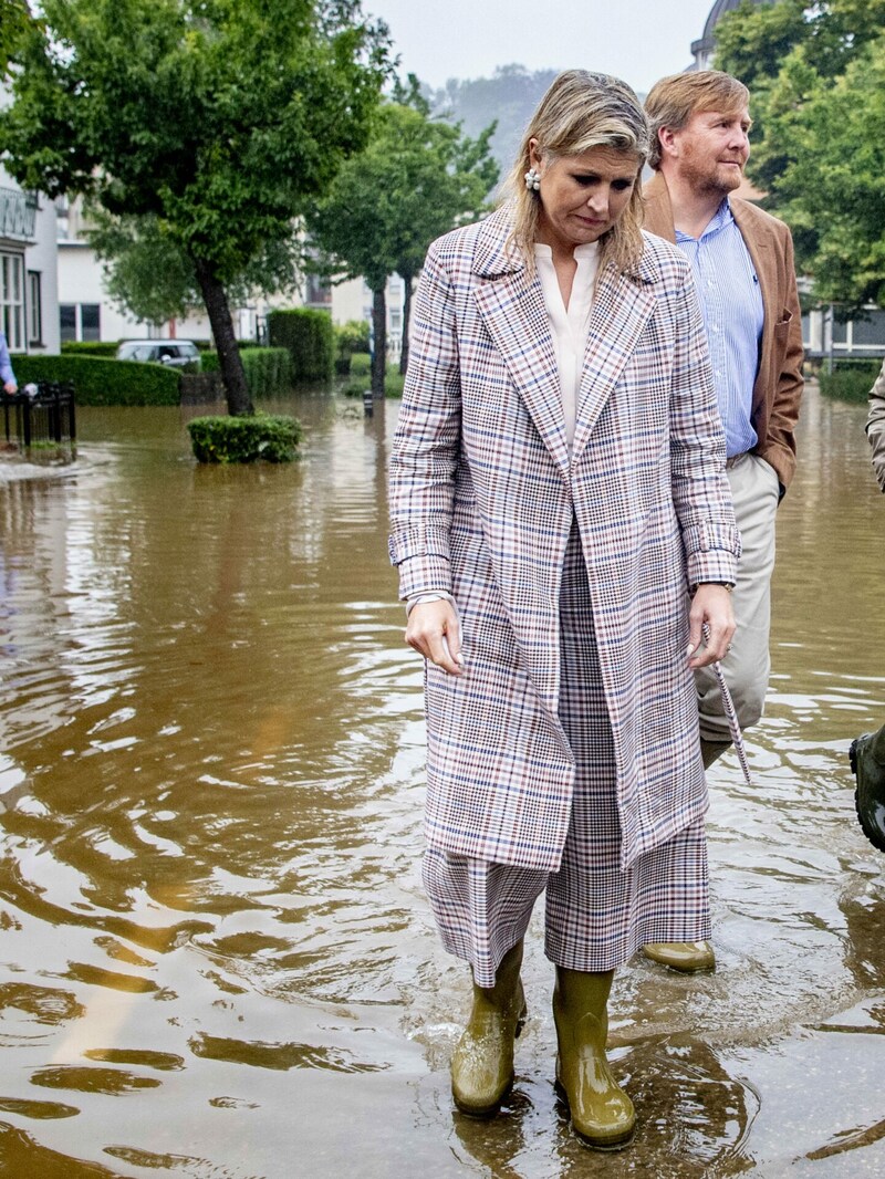 Königin Maxima und König Willem-Alexander waten in Gummistiefeln durch das Hockwasser in Valkenburg nahe Maastricht . (Bild: Utrecht, Robin / Action Press / picturedesk.com)