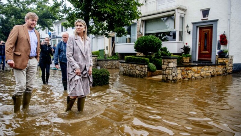 Das holländische Königspaar ist sichtlich erschüttert über die Flutkatastrophe. (Bild: Utrecht, Robin / Action Press / picturedesk.com)