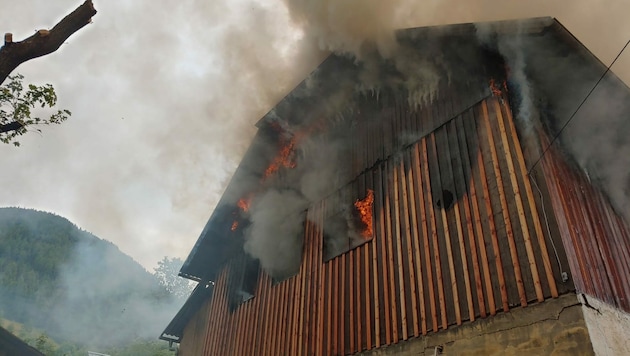 Das Haus in St. Michael steht in Flammen. (Bild: FF St. Michael/Holitzky)