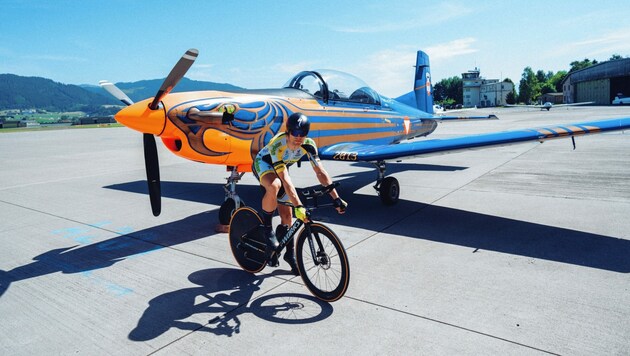 Christoph Strasser am Fliegerhorst in Zeltweg (Bild: Lex Karelly)