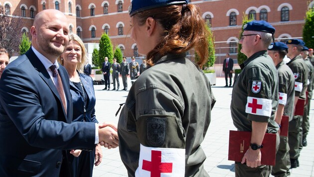 Der slowakische Verteidigungsminister Jaroslav Nad und seine österreichische Amtskollegin Klaudia Tanner (ÖVP) ehrten die österreichischen Soldaten und Soldatinnen (Bild: HBF/Pusch)