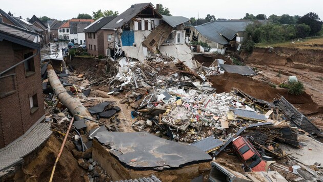 In Erftstadt im Westen Deutschland zerstörten die Wassermassen ganze Häuser. (Bild: APA/AFP/SEBASTIEN BOZON)