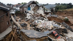 In Erftstadt im Westen Deutschland zerstörten die Wassermassen ganze Häuser. (Bild: APA/AFP/SEBASTIEN BOZON)