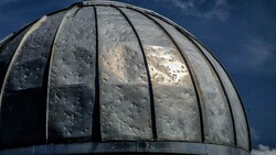 Die Gästesternwarte am Gahberg wurde durch den Hagel am 22. Juni beschädigt. Durch die Löcher tritt nun Wasser ein. (Bild: ZVG)