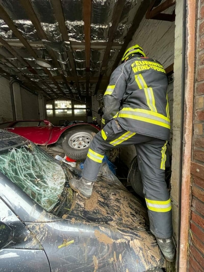 Rund 120 Mitglieder der niederösterreichischen Feuerwehren ware nach schweren Unwettern nach Belgien ausgerückt und halfen im Raum Lüttich. (Bild: APA/NÖLFK/MATTHIAS FISCHER)