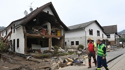 Ein von den Fluten zerstörtes Haus in Schuld nahe Bad Neuenahr-Ahrweiler am Samstag (Bild: AFP)