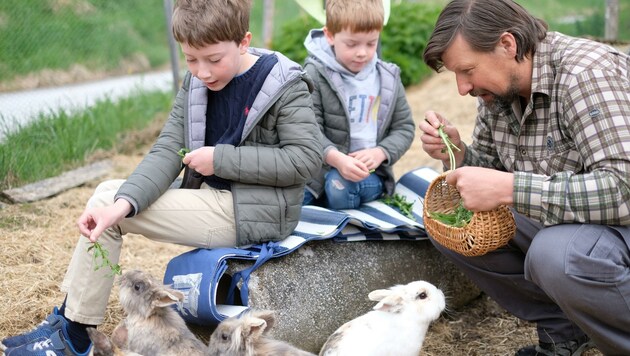 LA Oberhofers Kinder mit Thomas Nißl am Bio-Bergbauernhof für tiergestützte Pädagogik (Bild: Neos Tirol)