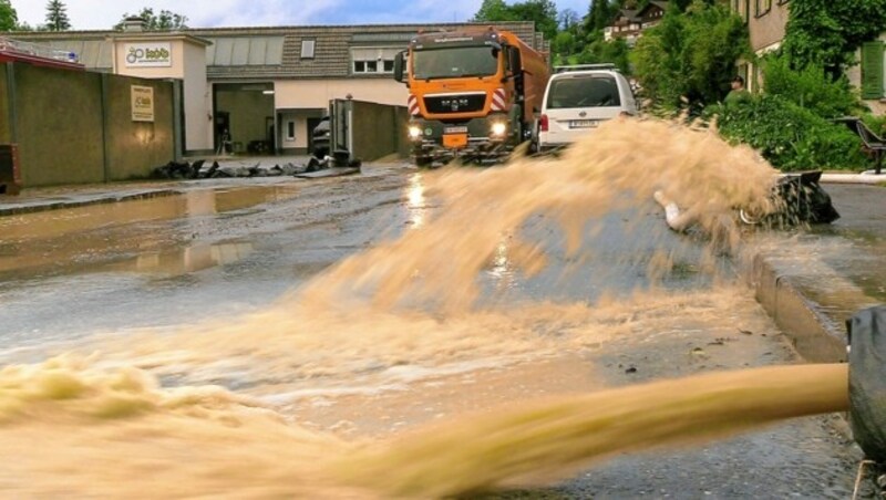 In Kennelbach in Vorarlberg mussten überflutete Straßen abgepumpt werden - ansonsten dürfte es das „Ländle“ gut überstanden haben. (Bild: Maurice Shourot)