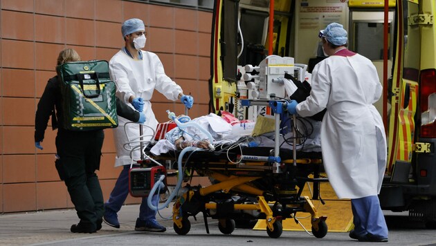 Ein an Covid-19 erkrankter Patient wird in London auf die Intensivstation gebracht. (Bild: APA/AFP/Tolga Akmen)