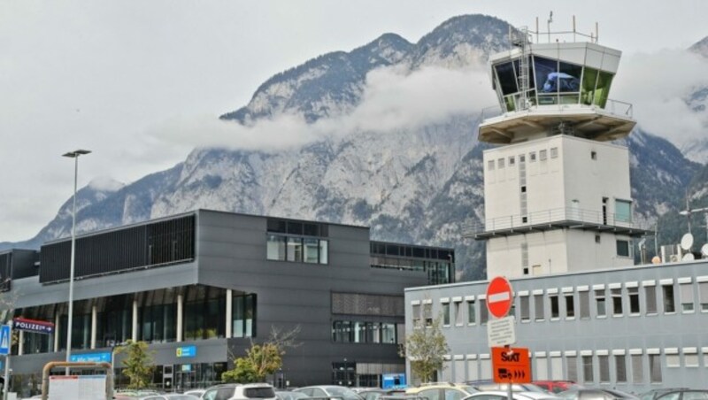 Bis in die Berge um den Flughafen Innsbruck „verirrte“ sich der Koffer mit Kokain aus Brasilien. (Bild: Christof Birbaumer)