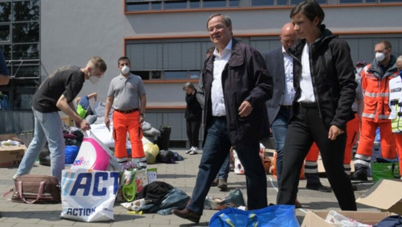 Ministerpräsident Armin Laschet beim Besuch im vom Unwetter heimgesuchten Nordrhein-Westfalen (Bild: AFP)