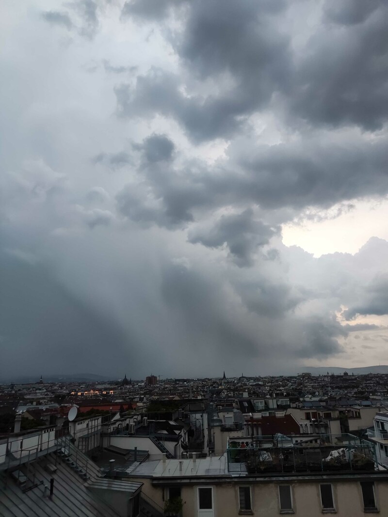 Wien war am Samstagabend umzingelt von Gewittern.
 
 (Bild: Leserreporter)