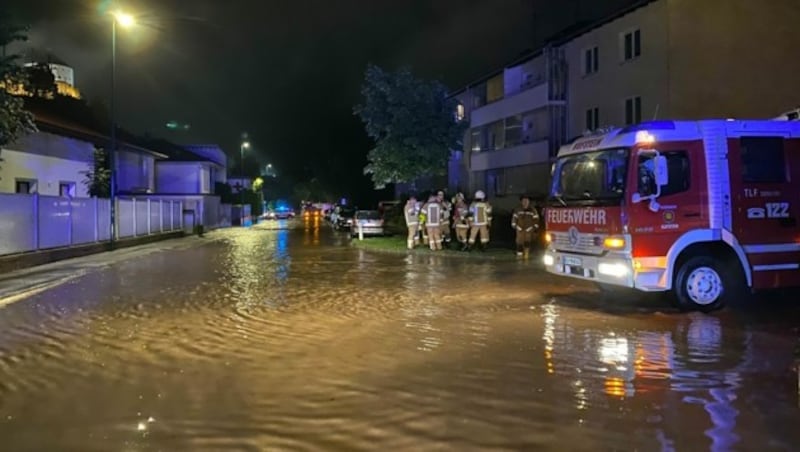 Die Bevölkerung wird aufgefordert in den Häusern zu bleiben, Tiefgaragen und Keller nicht zu betreten und sich auch von den Dämmen der Fließgewässer fernzuhalten. (Bild: Zoom.Tirol)