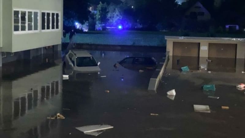 Abgestellte Autos in Kufstein versinken im Wasser, der Pegel steigt. (Bild: Zoom.Tirol)